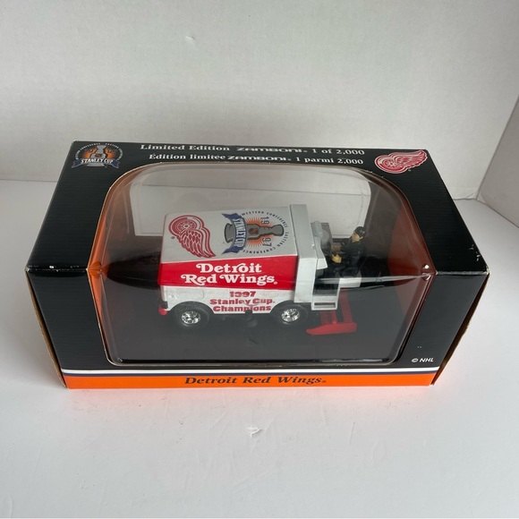 Detroit Red Wings Zamboni Model New Never Been Open - Picture 1 of 9